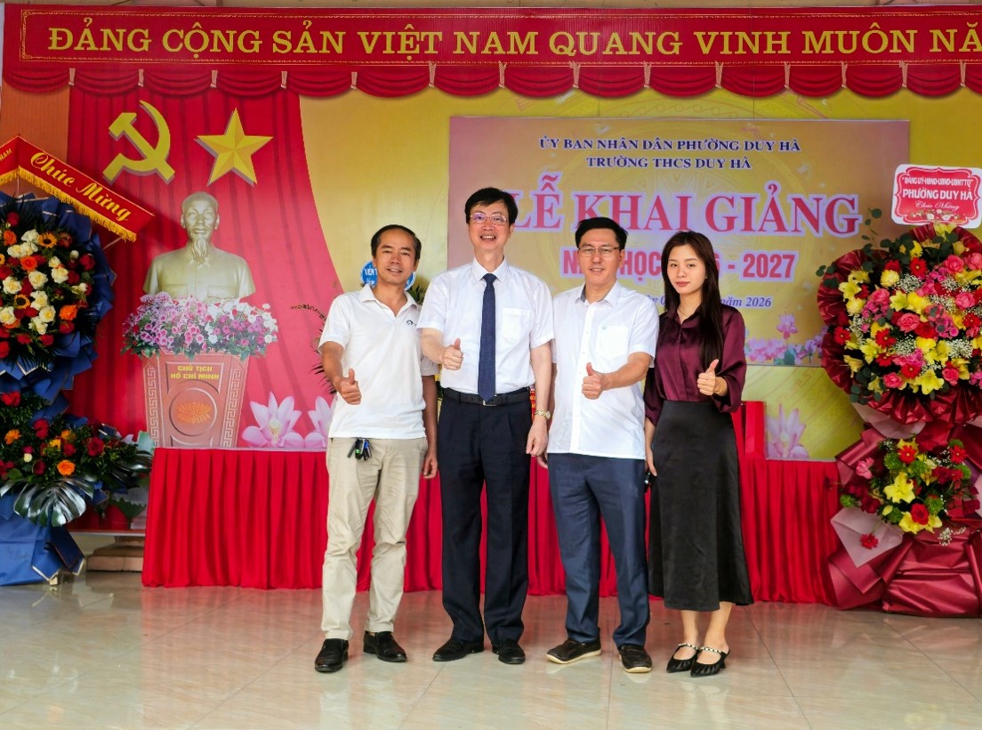 TTND.PGS.TS Nguyễn Quang Bình chụp hình kỷ niệm cùng bác sĩ phòng khám Răng Hàm Mặt tư nhân trên địa bàn tỉnh.